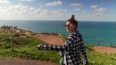 Son derece şık bir birey şık ve şık kıyafetler giyerken güzel manzaralı bir sahil yürüyüşünden zevk alır.