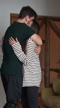 Genç bir çift, şefkatli bir kucaklaşmanın tadını çıkarır. Aşklarını ve derin bağlarını gösterirler. Harika bir şekilde samimi bir ortamda.