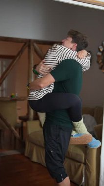 Neşeli bir çift, mutlulukla dolu sıcacık bir ortamda aşklarını yansıtan bir anı neşeyle paylaşır.