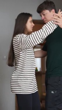 Bir çift, güzel bir şekilde güçlü bağlarını ve ortaklıklarını gösteren samimi bir dansa girişir.