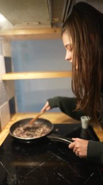 Yetenekli genç bir şef, parlak ve çağdaş bir mutfak ortamında lezzetli ve lezzetli bir yemek hazırlıyor.