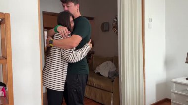 Sevgi dolu bir çift birlikte dans eder, sıcak oturma odalarında neşeli anlar yakalar.