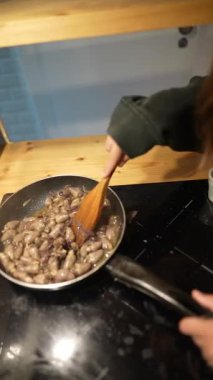 Bir insan, taze ve canlı malzemeler kullanarak lezzetli bir yemeği kızartma tavasında ustaca pişiriyor.