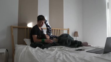 Yatakta rahat bir sabah geçiren iki insan arasında paylaşılan samimi ve özel bir an.