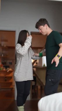 Sevgi dolu bir çiftin şık bir mekanda neşeyle dans ettiği samimi ve samimi bir an.