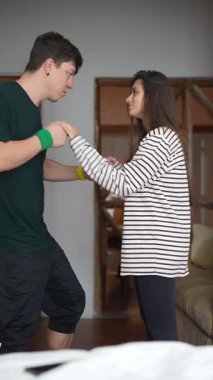 İki insan, ilişkilerindeki derin samimiyet ve bağlantıyı gösteren samimi bir anı paylaşıyor.