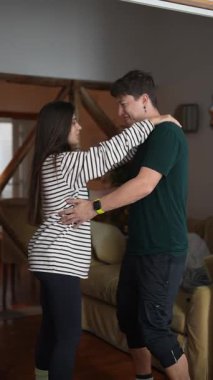 Bir çift samimi bir dansı paylaşıyor, derin sevgilerini ve ilişkilerini sıcak, samimi bir iç mekanda sergiliyorlar.