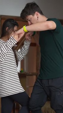 Bir çift, gerçekten mutlu bir anın tadını çıkarıyor. Birlikte dans ediyorlar. Birbirleriyle olan bağlarını ve samimiyetlerini güzel bir şekilde gösteriyorlar.