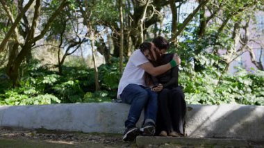 Bir çift, sakin, doğal bir ortamda, kırılganlıklarını ve aşklarını sergiledikleri samimi bir anı paylaşıyor.