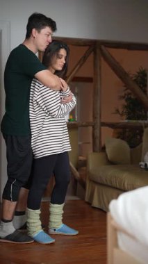 Bir çift sıcak bir kucaklaşmayı paylaşır, güzel bir aşk anı yakalar ve aralarında bir bağ kurar.