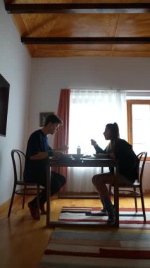 İki yakın arkadaş sıcak ve davetkar bir yemek masasında keyifli ve canlı bir yemek sohbeti yaptılar.