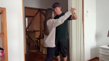 Sevgi dolu bir çift, gerçek mutluluk ve derin bağlarla dolu sıcak, samimi bir evde neşeyle dans eder.