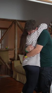 Sıcak ve davetkar bir ortamda güzel bir şekilde yakalanan içten, samimi bir bağ anı.