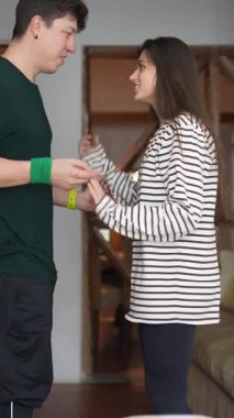 Samimi ve hassas bir an, kapalı alanda birbirini seven bir çift arasındaki derin duygusal değişimi vurguluyor.