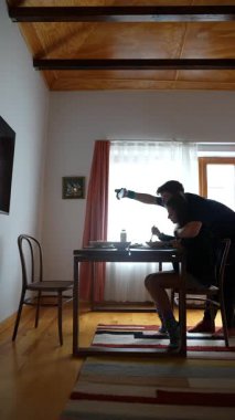 Sıcak ve rahat bir ortamda, iki sevgili dost, keyifli bir sohbete dalarken nefis bir yemekten zevk alırlar.