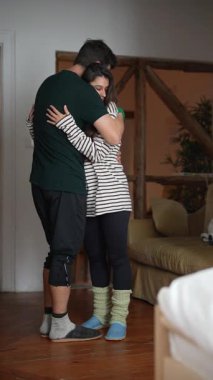 Sıcak bir yerde, sevgi dolu bir çift derin bağlarını ve sevgilerini gösteren samimi bir kucaklaşmayı paylaşır.