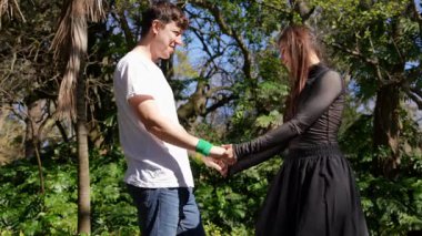 Büyüleyici bir sahne, huzurlu doğal ortamdaki güzel ve romantik bir anın tadını çıkaran bir çifti tasvir ediyor.