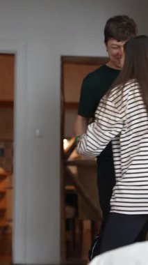 Sıcak ve samimi bir anı yakalamak, iki sevecen insan arasında lüks ve rahat bir yerde paylaşılan.