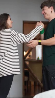 Sıcak ve davetkar bir ortamda gerçek bir bağlantının ve kahkahanın tadını çıkarıyorum.