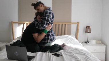 Sevgi dolu bir çift sıcak yataklarında birbirlerine sarılır ve derin duygusal bağlarını güzel bir şekilde gösterirler.