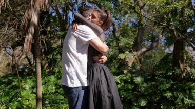 Bereketli yeşil bir ortamda, sevgi dolu bir çift derin bağlarını ve sevgilerini gösteren hassas anları paylaşır.