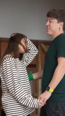 Genç bir çift evlerinde keyifli ve neşeli bir anı paylaşıyor, derin sevgi ve bağlarını ifade ediyorlar.