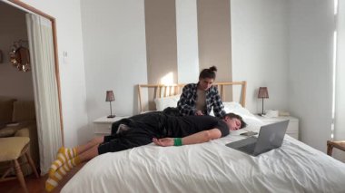 Parlak bir yatak odasında, sevgi dolu bir çift rahatlatıcı bir masaj yapar, bağlarını derinleştirir ve sükuneti arttırır.