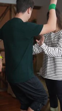 Genç bir çift, sıcak ve sevgi dolu bir ortamda neşeyle dans eder. Yürek ısıtan anlar yaratır.