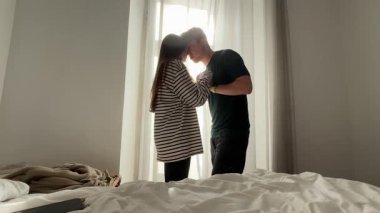 Samimi ve hassas anlar, doğal ışıkla dolu sıcak bir odada, sevgi dolu bir çift arasında paylaşılır.