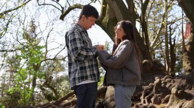 Bir çift, güzel bir doğal ortamda, aşklarını ve bağlantılarını yakalayan samimi bir anı paylaşır..