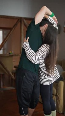 İki insan sıcak ve samimi bir ortamda neşeyle dans ediyor.