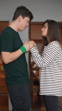 Bir çift, yakın etkileşim, yakınlık ve bağlantı yoluyla derin duygusal bağlarını güzel bir şekilde gösteriyor.