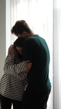 Sıcak ve şefkatli bir kucaklaşma ve güneşli bir odada sevgi dolu bir çift arasında geçen samimi bir konuşma.