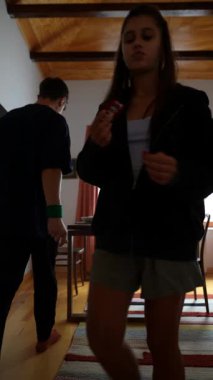 Sıcak ve rahat bir yemek sahnesi, sıcak, davetkar bir mutfak ortamında lezzetli yemeklerle meşgul olan bir insanı gözler önüne seriyor.