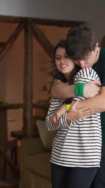 Sıcak, davetkar ve samimi bir atmosferde iki genç birey arasında paylaşılan çok içten bir an.