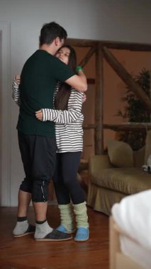 Hoş bir çift, samimi ve davetkar bir atmosferde dans ederken sevgi dolu bir anı paylaşıyor.