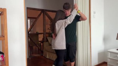 Bir çift sıcak, davetkar bir ortamda zarif bir şekilde dans ediyor. Romantizm ve bağ sergiliyorlar..