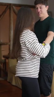 Sıcak bir yerde, sevgi ve bağlarını güzel bir şekilde sergileyen bir çift.