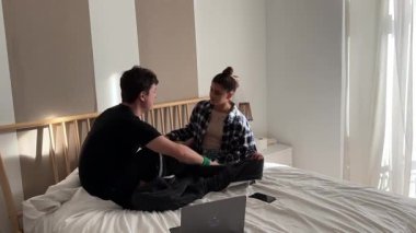 Sevgi dolu bir çift, keyifle dolu sıcak, sıcak bir yatak odasında, hassas ve samimi anları paylaşıyor.