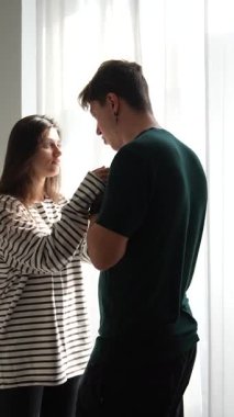 Genç bir çift, tatlı, hassas anlar ve paylaşılan neşeli gülümsemelerle derin bir bağ kurar.