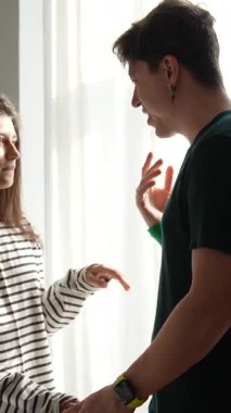 Sevgi dolu bir çift, güneşli bir pencerede yakınlıklarının tadını çıkararak, birlikte hassas ve samimi bir anı paylaşır.