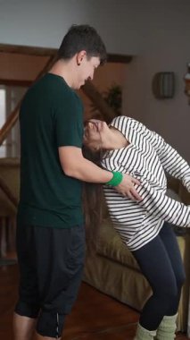 Bir çift sıcak oturma odalarında romantik bir anı paylaşıyor, samimiyet ve neşe sergiliyor, sıcaklık yaratıyor.