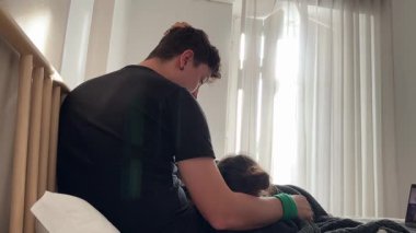 Sıcak bir yatak odasında birbirini seven iki insan arasındaki yakınlık ve derin sevgiyi gösteren hassas bir an.