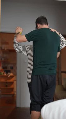 Sevimli bir çiftin romantik bir dansı, sıcaklığı ve derin bir sevgiyi paylaştığı samimi bir anı yakalamak.