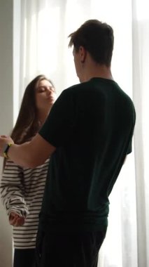 Bir çift sıcak ışıkta, birbirlerine olan derin bağlarını ve sevgilerini vurgulayarak hassas bir anı paylaşıyor.