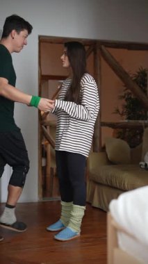 Bir çift sıcak bir anı evde dans ederek paylaşır, derin bağlarını ve birbirlerine olan sevgilerini gösterirler.