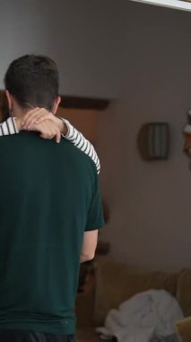 Genç bir çift sevgi ve şefkat dolu bir kucaklaşmayı paylaşıyor, güzel bir şekilde sevgilerini ve sevgilerini evlerinde gösteriyorlar.