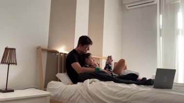 Sevgi dolu bir çift, rahat ve mutlulukla çevrili şık, aydınlık yatak odalarında rahat bir anı paylaşır.