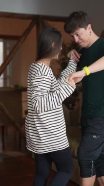 Neşeli bir çift zarif bir şekilde dans eder, derin bağlarını ve mutluluklarını sıcak bir yuva ortamında sergilerler.