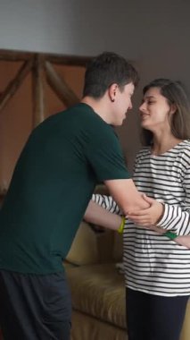 Yakın arkadaşlar arasındaki iç açıcı an güçlü duygusal bağlarını ve desteklerini vurguluyor.